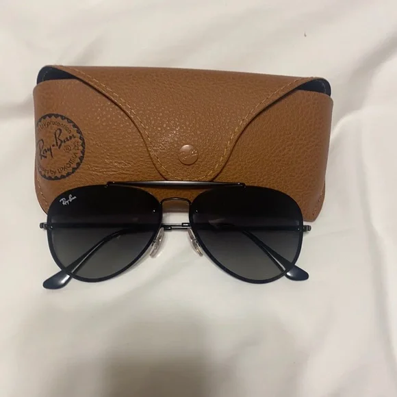 Ray-Ban Polarized Aviator **WORN ONCE** Ray Ban Aviator sunglasses- Like new worn once... | Depop main image 2